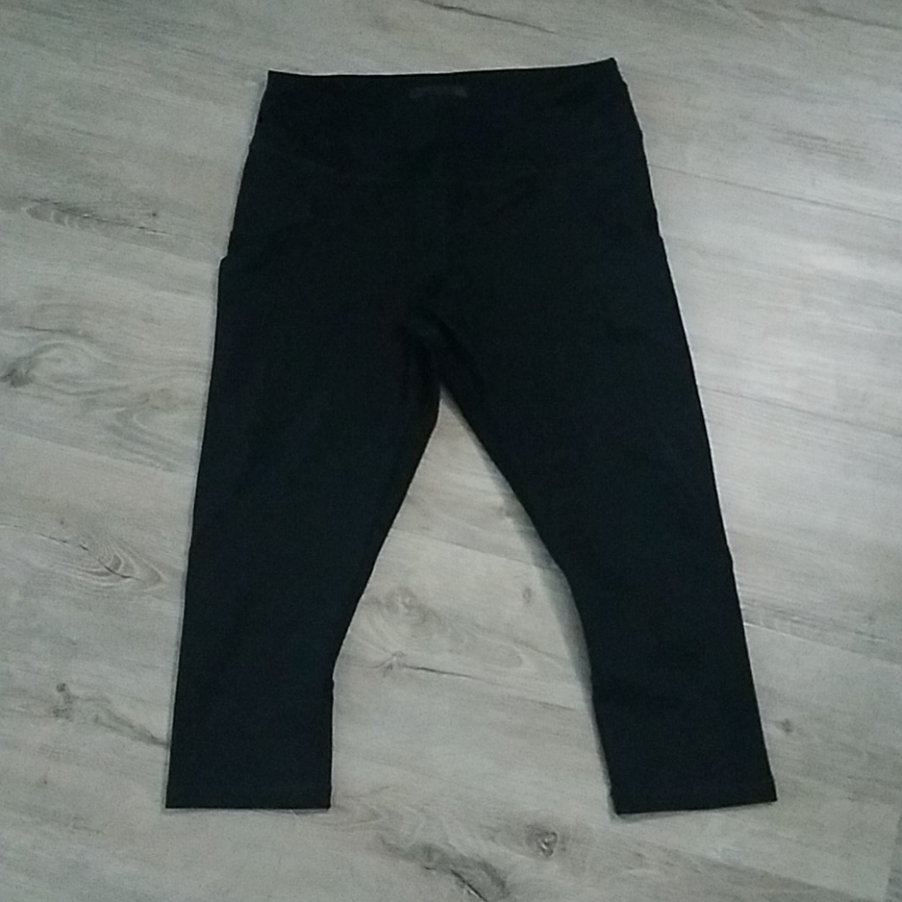 Black Capri Athletic Leggings